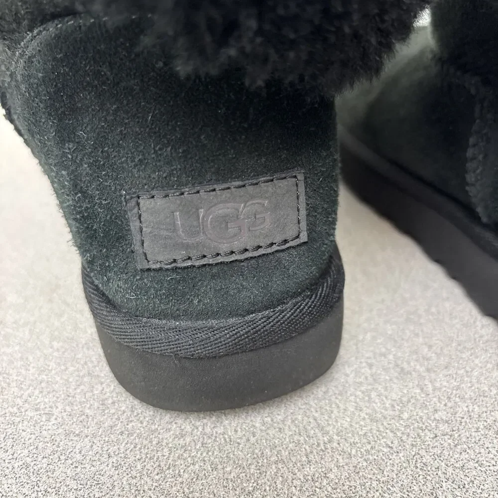 UGG excellent filled black